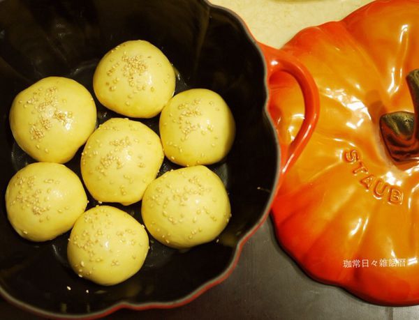 發酵至約1.5倍大後，刷上蛋液並灑上些白芝麻