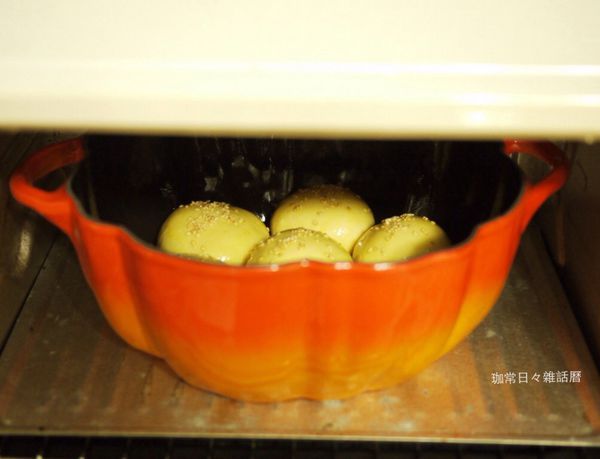 放入已預熱190度的烤箱 轉170度烘烤20分鐘至麵包表面呈金黃色