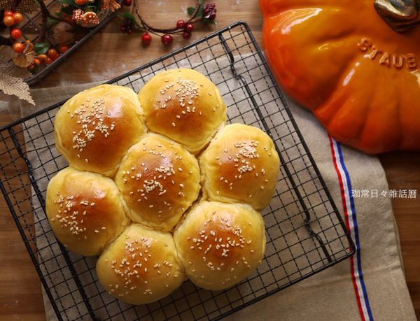 將麵包移到網架上放涼