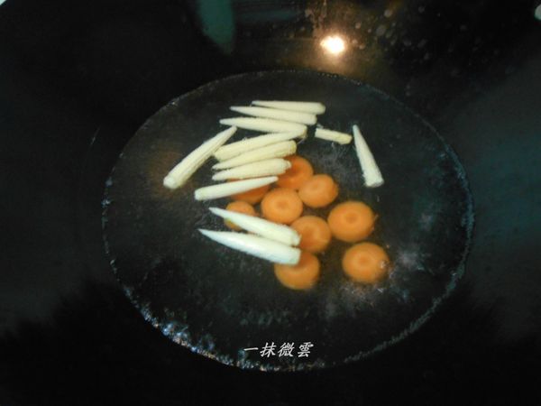 水滾先放玉米筍和胡蘿蔔煮十幾秒