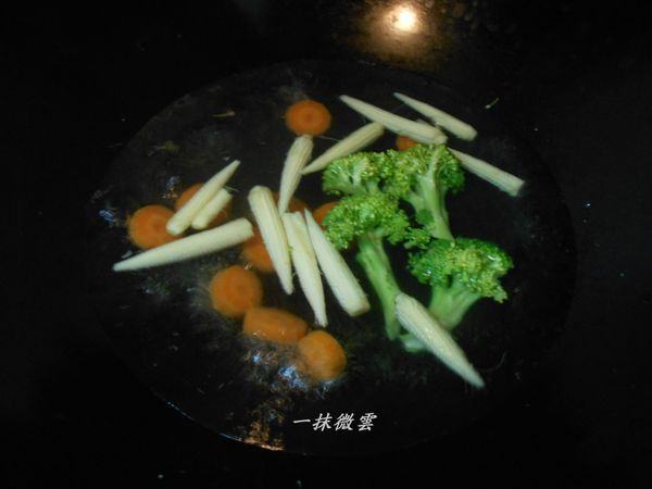 再放綠花椰汆燙熟撈出瀝乾水份