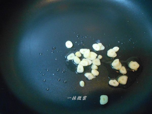 鍋熱放1小匙橄欖油以中小火將蒜片炒至微焦