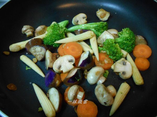 接著將蔬菜全部放入拌炒(小心不要將蔬菜炒過熟)，再加入[調味料]炒至蔬菜入味後盛起排盤
