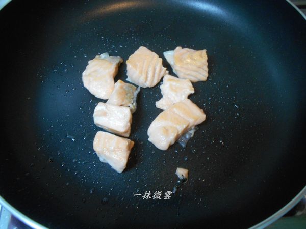 鍋熱不用放油，以中小火煎鮭魚，煎到鮭魚整塊變色即可