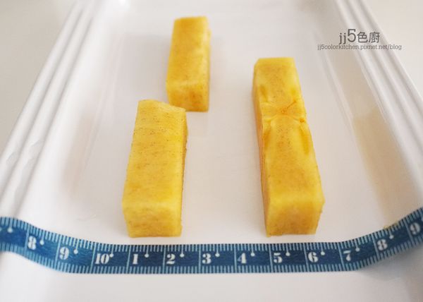 甜柿洗淨削皮切1.3cm x 6cm棒狀。  長的柿條自成一串，短的可2條串一起。