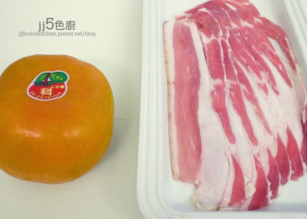 這種豬肉片就是平常酸菜白肉鍋用的白肉片，等於沒薰過的培根肉，形狀規則，油脂豐富，比一般火鍋豬肉片好掌握好烤。