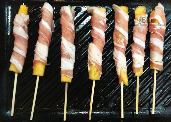 把竹子穿過柿條中心點，小心不要讓柿條裂開。

白肉片捲在柿條上。沾一點太白粉點在白肉片的頭尾固定。灑上鹽、百里香及黑胡椒。

烤盤掃上油，徹底熱後轉小火，放上肉串。也可以用平底鍋煎，或用烤箱烤。