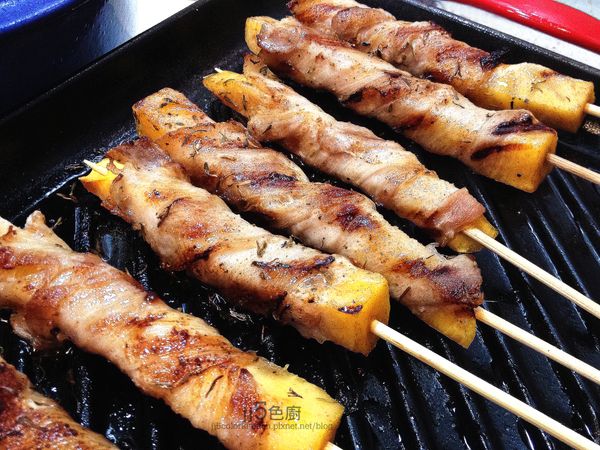 煎烤的時候可用鏟子壓一下肉串，讓顏色烤得均勻，烤完一面翻轉到另一面，直到四面金黃。