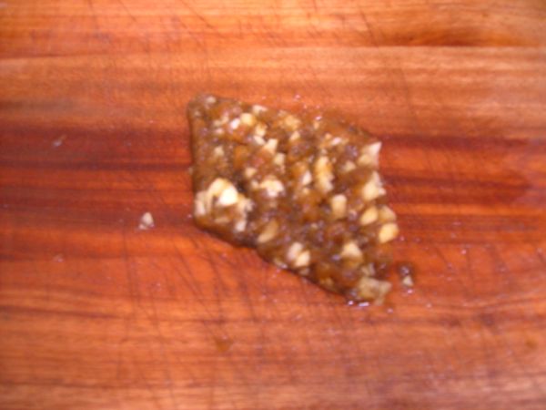 把蒜末跟陰瓜拌在一起，再用菜刀剁一剁。