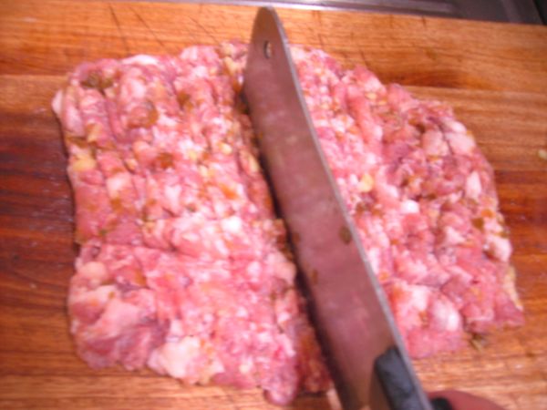 把絞肉放第一個步驟圖中，再用菜刀剁一剁，增加黏性。