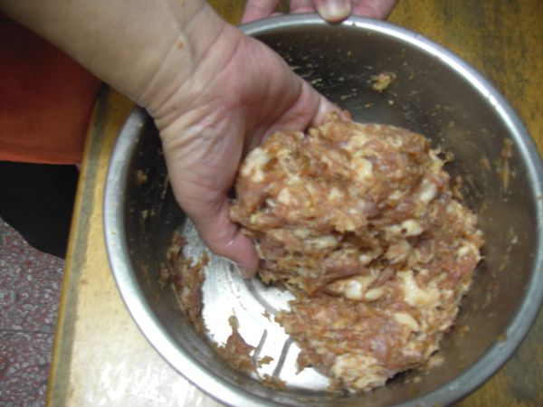 絞肉放進碗公內調味，並攪拌用力摔幾下。
--------------------------------------------------------------
＊調味料:調味料醬油(拌肉)2大匙、胡椒粉少許、米酒1大匙、糖 1/2茶匙