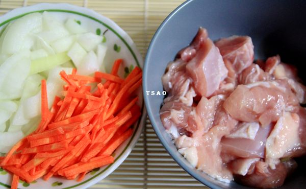 雞腿肉切小塊，洋蔥切絲，紅蘿蔔薄片切絲。