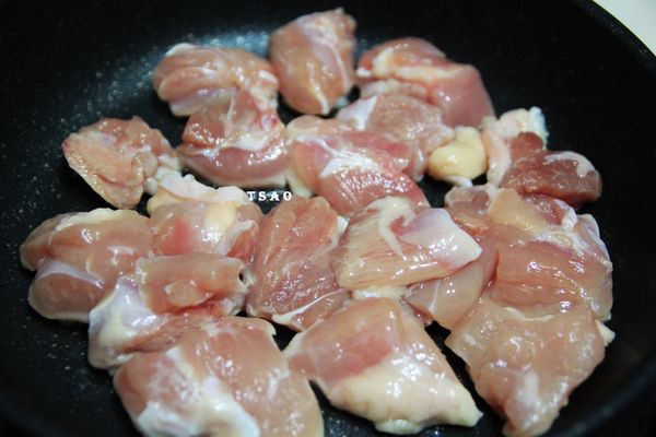準備20cm小平底鍋，不用放油，雞皮朝下中火慢煎，煎到兩面快全熟取出備用。(雞會出油，所以完全不用使用食用油)