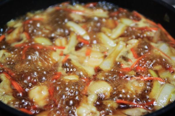 放入雞腿肉、醬汁及昆布高湯，中小火煮7~8分鐘。