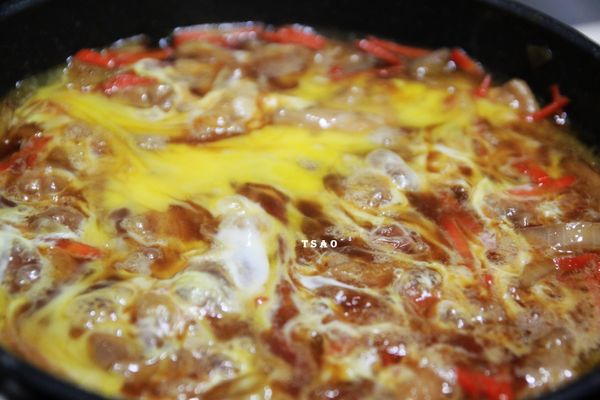 蛋在碗中打散，淋在鍋中後熄火。