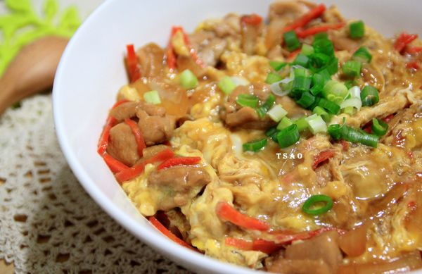 將雞腿丼淋在飯上，完工!!