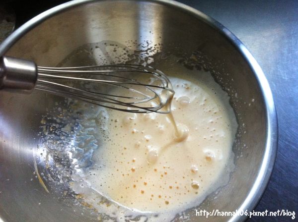 將蛋+細砂糖用電動打蛋器打至6分發(從打蛋器上滴落有微微的痕跡)