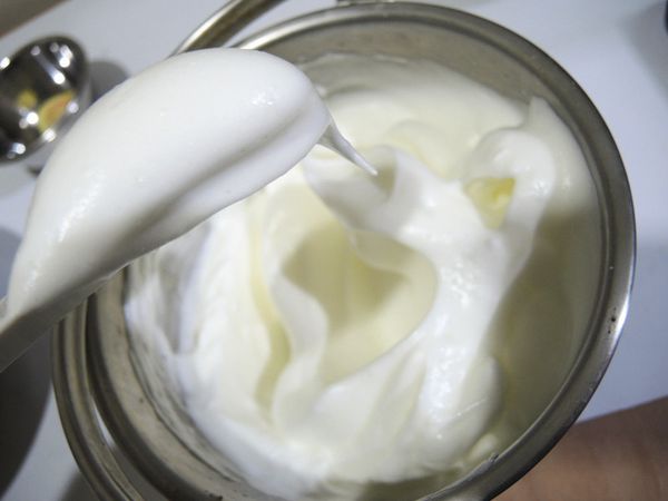 打成尾端挺立的蛋白霜(乾性發泡)