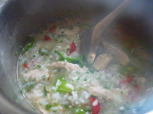 在市場買現剝的魚柳回來用少許醬油及蓮藕粉抓馬後備用。
少許橄欖油爆香洋蔥後加入水滾後+白飯~~~煮成粥後，加入魚柳及椒條快速拌2-3分鐘後，OKay!!