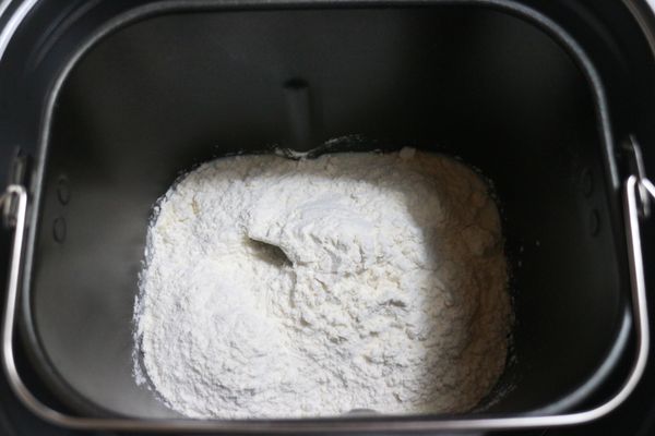 放入麵粉。