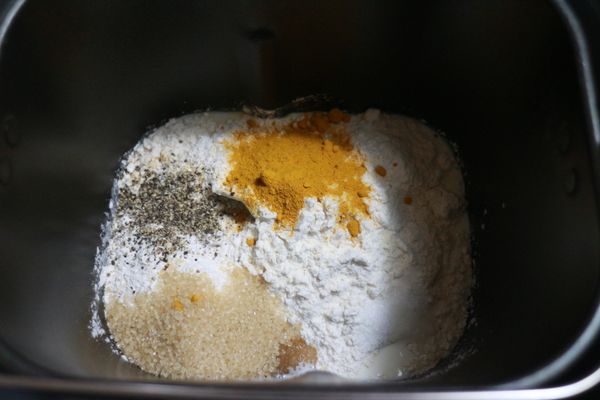 放入咖哩粉、糖、黑胡椒粉及鹽。