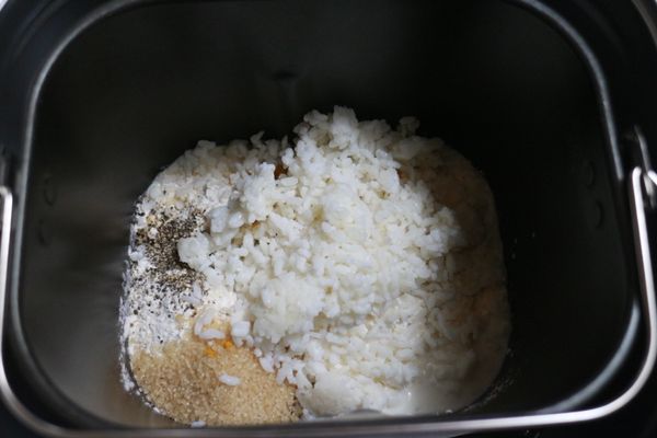 最後放入煮好的冷米飯。