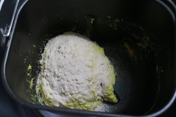 第一次休息時將酵母粉均勻灑在麵糰上。也可以在剛開始就將酵母放入，只要不要碰到鹽可以囉!)