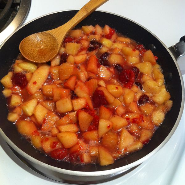 先將蔓越莓乾泡在蘭姆酒中, 蘋果切小塊, 取一平底鍋, 以中小火融化奶油, 加入蘋果塊, 砂糖, 蜂蜜, 煮約2~3分鐘, 等砂糖融化後, 加入覆盆莓, 蔓越莓, 蘭姆酒, 肉桂粉, 香草精, 煮至醬汁略收乾, 即可熄火