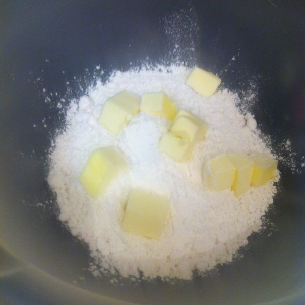 接下來製作奶酥, 過篩麵粉後, 將冰奶油切小塊, 將奶油直接丟入麵粉