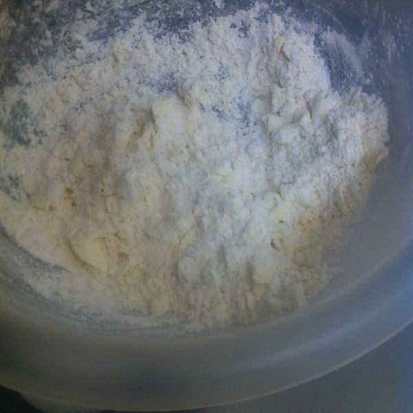 先用叉子攪拌奶油和麵粉, 再用手搓揉, 直到麵粉呈現顆粒狀