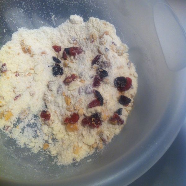 加入切碎的綜合堅果, 混合均勻