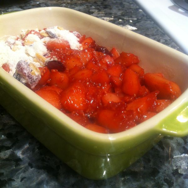 取一烤盅, 先鋪上蘋果餡料, 然後鋪上一層奶酥