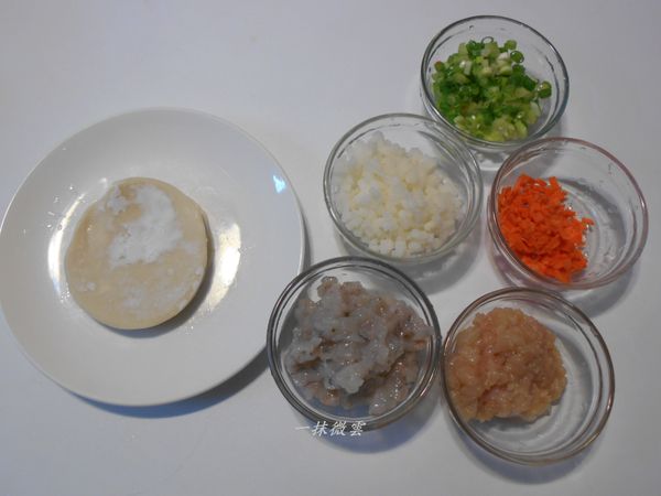 鮮蝦去腸泥剝殼剁成泥(留一些小塊的口感較好)，如果用雞胸肉也剁成泥，豆薯和胡蘿蔔切小丁，蔥切花香菜切碎