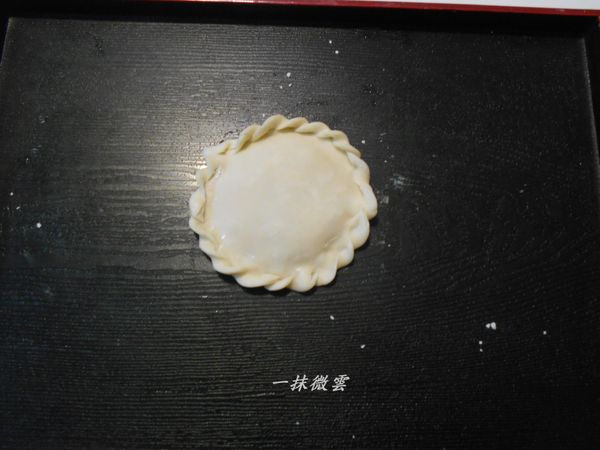 先將外圈壓緊即可，也可以內折方式捲出花邊(折約0.7公分，重疊即會有捲邊出現了)