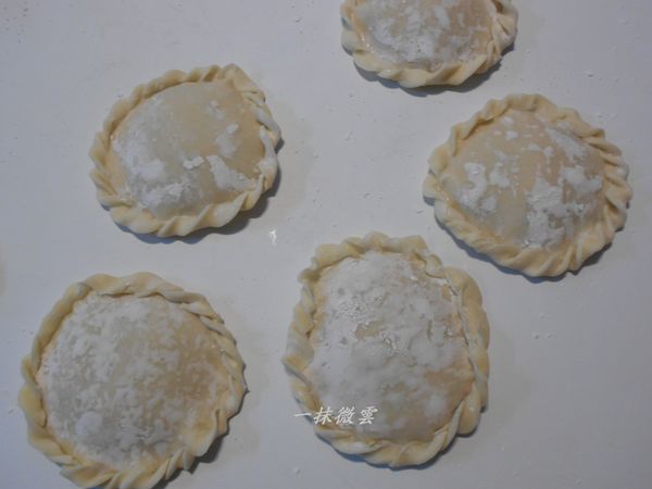 包好後將多餘的麵粉拍除