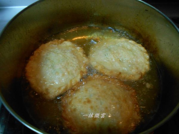 小鍋油熱放一點點蔬菜，蔬菜浮到油面即是油溫夠熱，轉中火放入蝦餅炸至金黃色中間鼓起來狀似飛碟就可以撈出瀝油