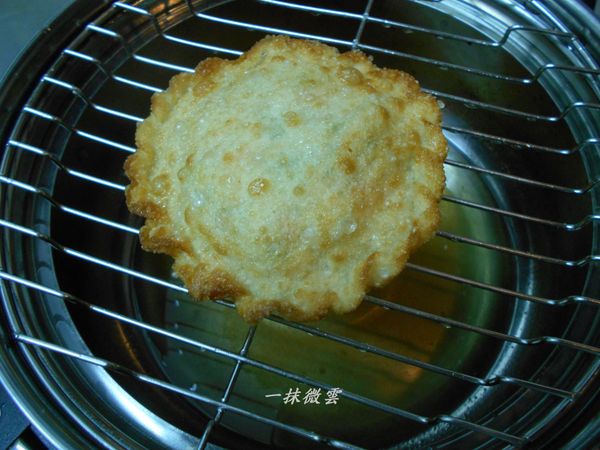 只要外圈捏密合，水餃皮不太會吸油，不用再回鍋逼油，趁熱食用