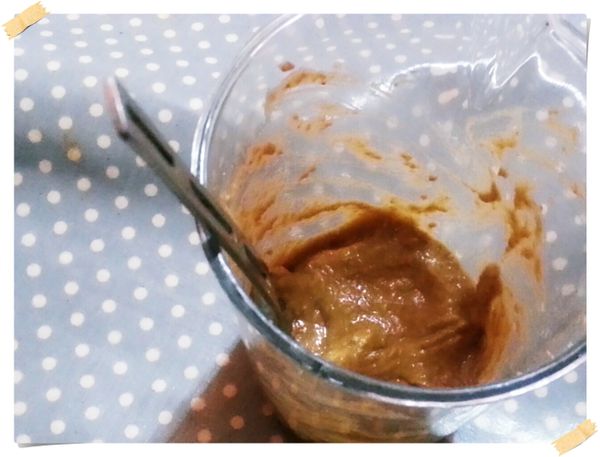 按照順序將~核桃,大蒜.烘焙用杏仁粉,薑泥,糖,芝麻醬,醬油,酒,醋.味增,全部磨成泥漿狀~