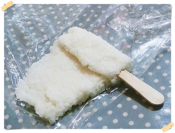 取一半米飯包入冰棒棍