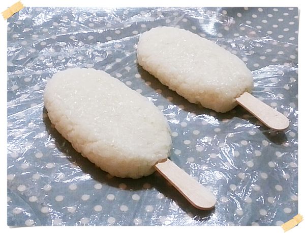 用保鮮膜包著捏成橢圓形(要捏緊)