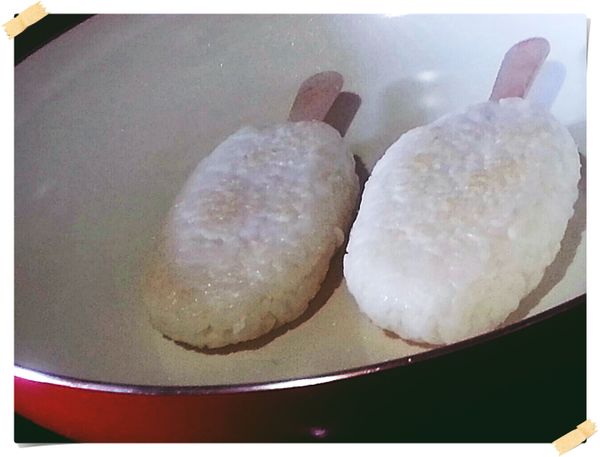 放入不沾鍋雙面煎成乾酥狀態.焦一點更好(用陶瓷鍋要薄薄塗上一層油喔)