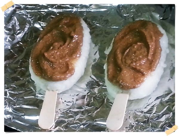 厚厚的塗上一層1的醬料.放烤箱上層250度約8-10分鐘(要注意溫度很容易烤焦喔)