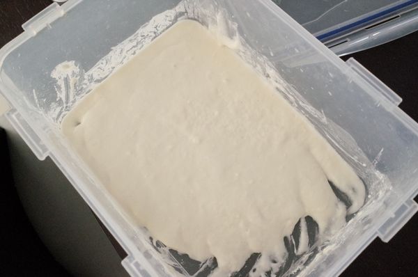 按照書中作法為發酵麵種製作可以前一天晚上製作,混合均勻麵粉酵母粉跟水放置於室溫12小時,我因為不想一大早就開始做麵包所以是從早上九點開始混合發酵麵種材料後包覆保鮮膜放至室溫到下午五點共8小時