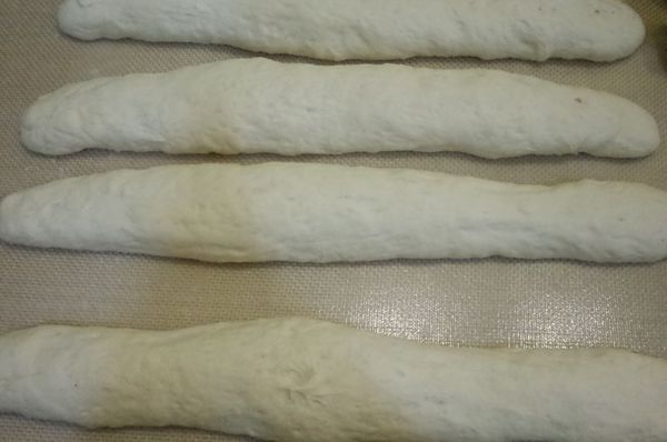 發酵完成將麵團取出放置在灑滿麵粉的工作台上再將麵團分成四等分後蓋上濕布醒面15分鐘後,將麵團壓平開口向自已對折成半再重複這動作一次,用推揉方式把麵團揉成約30公分長後覆蓋後淨置醒麵約1小時後若要加芝麻或穀物可在麵團表面用噴水器噴溼再撒上穀物