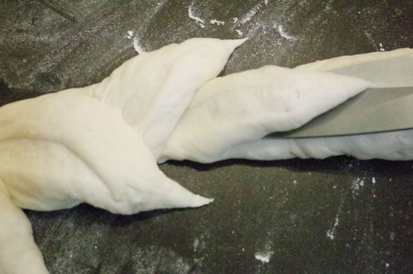 烤箱跟烤盤預熱240度,在麵團送入烤箱前用剪刀從與麵團呈45角剪開要剪到快貼近工作台的深度