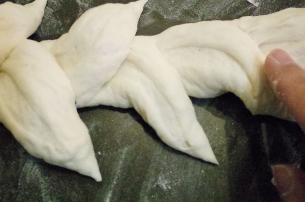 邊剪邊用手把剪出部分,分別向左右拉出麥穗狀