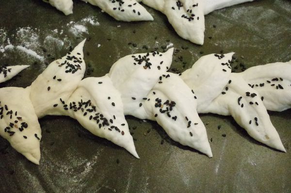 將整形完成的麵團送入烤箱並在烤箱下方放入一裝有50cc水的耐熱烤盤