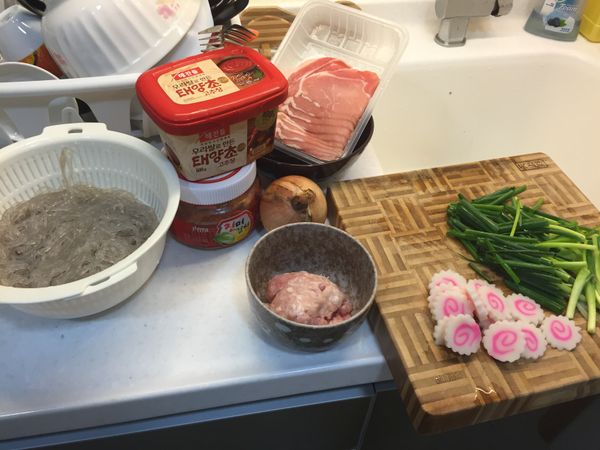 預備材料:
薯粉烚熟過冷河、碎肉用醃料醃約10分鐘、洋葱及葱切段備用。