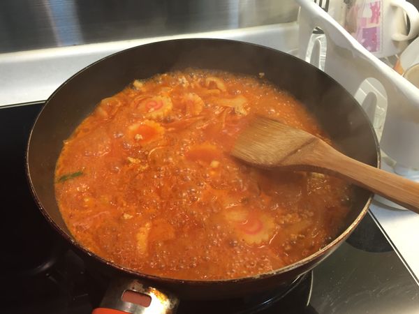 用油爆香洋葱及葱段，加入鳴門卷、肉碎、肉片炒熟。加入適量甜辣醬(約3湯匙)、300亳升水及少許代糖煮滚。