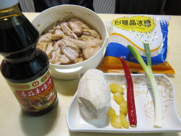 依人數食量備妥所需食材；預先將雞翅去骨，放入醃料一起醃製(至少20分鐘)